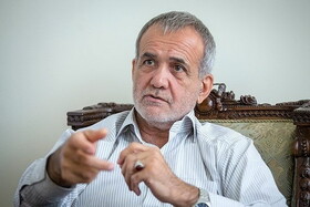 انتقاد پزشکیان از «حرف‌های مشکل‌ساز» سخنگوی دولت درباره «تاج پهلوی»
